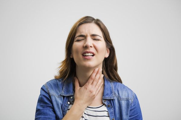 Болит горло какой врач поможет