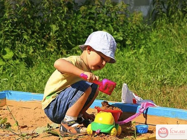 От чего необходимо предостерегать ребенка, играющего в песочнице