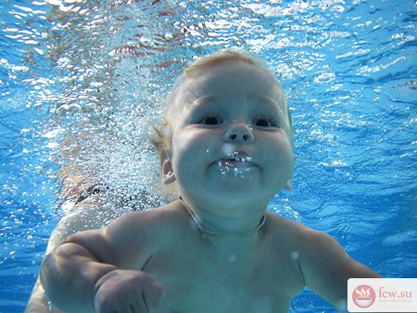 Обучение малыша плаванию с первых дней